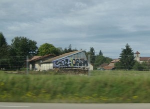 bord d'autoroute sozi cream graffiti