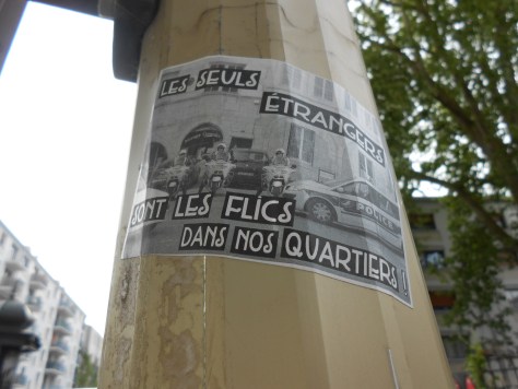 sticker - besancon - mai 2014 -les seuls etrangers sont les flics dans nos quartiers