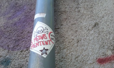 les medias mentent sticker besancon 2015